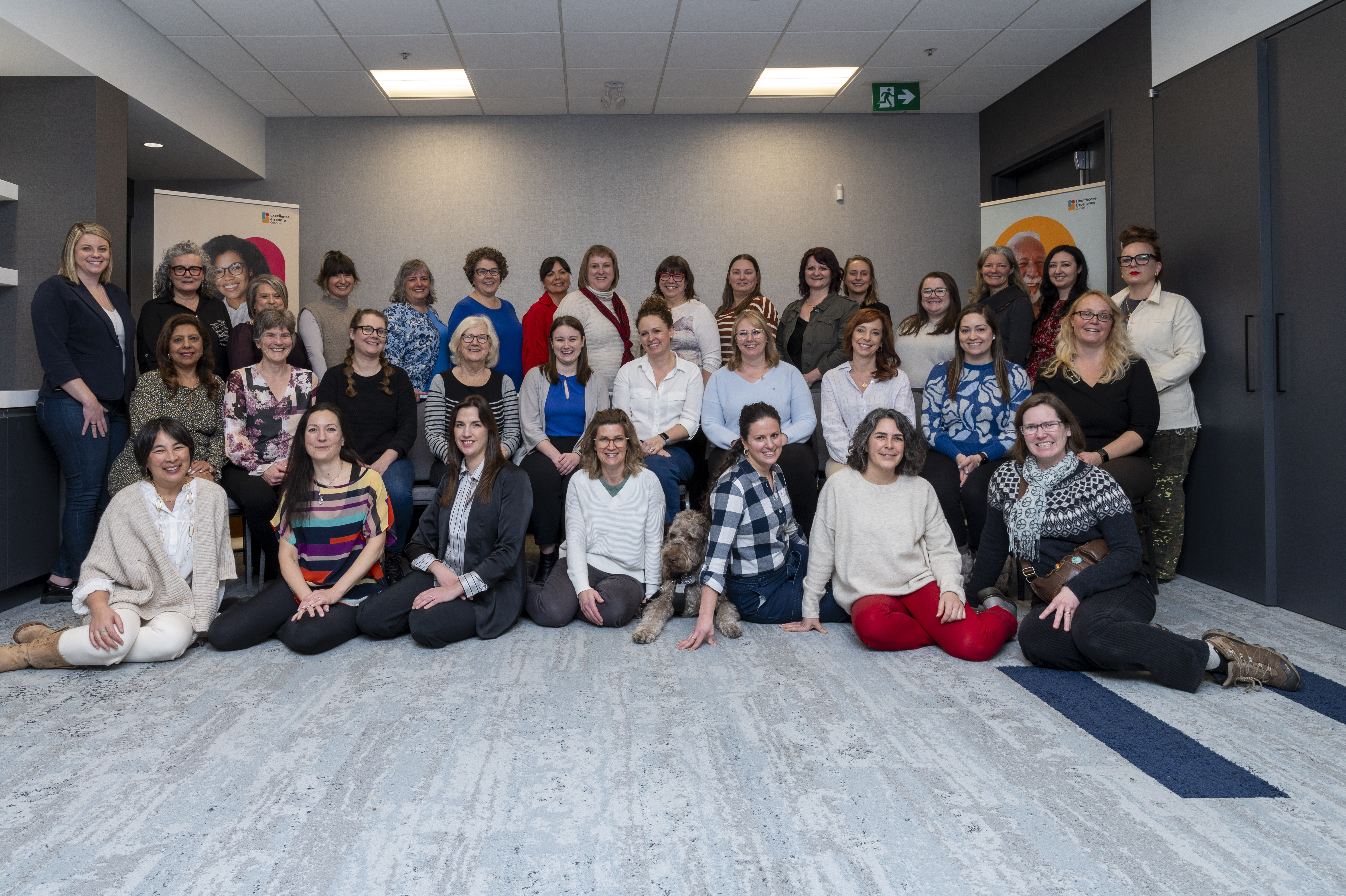 Photo de groupe montrant 33 personnes participantes et membres du personnel d’ESC au premier atelier en personne du programme Favoriser le vieillir chez soi, tenu à la résidence Chestnut de l’Université de Toronto le 6 février 2024.