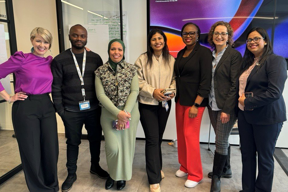 Photo de Jan Byrd (directrice Politiques de santé chez ESC) en compagnie de membres du personnel de santé formé à l’étranger participant au laboratoire des politiques, notamment Jean Amour, Shaymaa Elbadawy, Monika Balhara, Damilola Iduye, Jenny Maevski et Aparna Gandhi, à Halifax (N.-É) en janvier 2024.