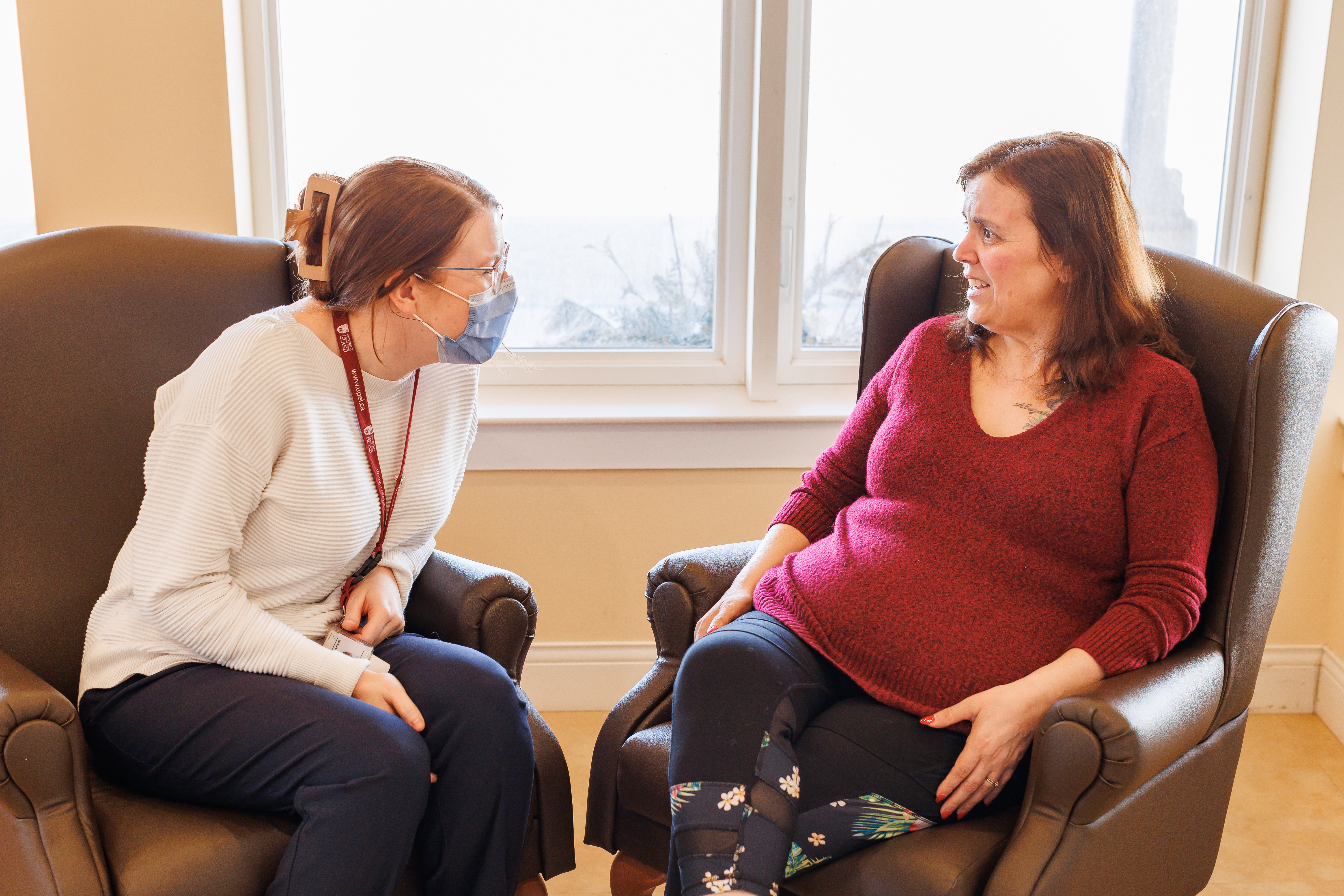 Photo de Kelsey Goodwin-Coughlin, infirmière-ressource en soins cliniques, assise aux côtés de Shelly Jurkowski, résidente de Summerset Manor à Summerside (Î.-P.-É.).